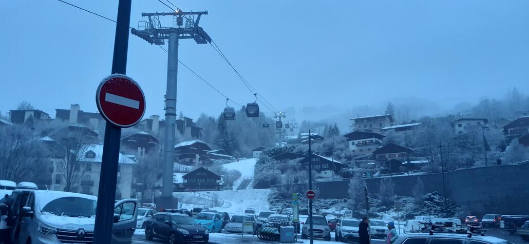 Blick den Berg hoch früh morgens