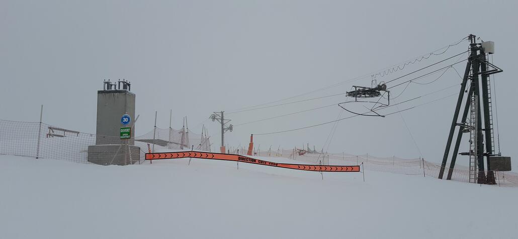Nach der roten Piste Sallanglaz bin ich mit dem KSSL Roche Fort gefahren und im Bild ist die Bergstation des langen KSSL Lanchettes. Das Fundament im Vordergrund ist für eine KSB die wohl den KSSL ersetzen sollte.