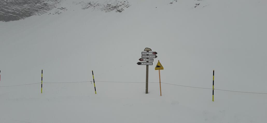 An der Bergstation Cote 2000. Ich bin dann die rote Chamois gefahren, da ich nicht wusste ob die schwarzen Pisten gewalzt sind oder nicht.