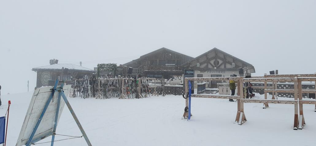 An der Bergstation der KSB Mont Joux gibt es ein La Folie Douce.