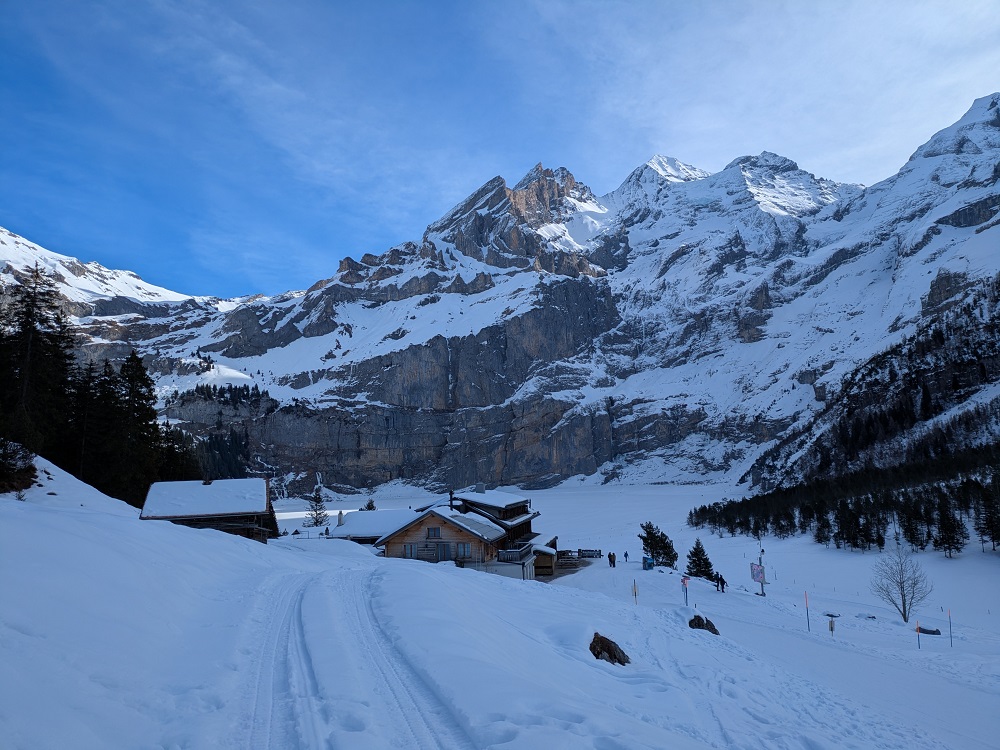 Blick zum zugefrohrenen Oeschinensee und Blüemlisalp 3660 m ü. M