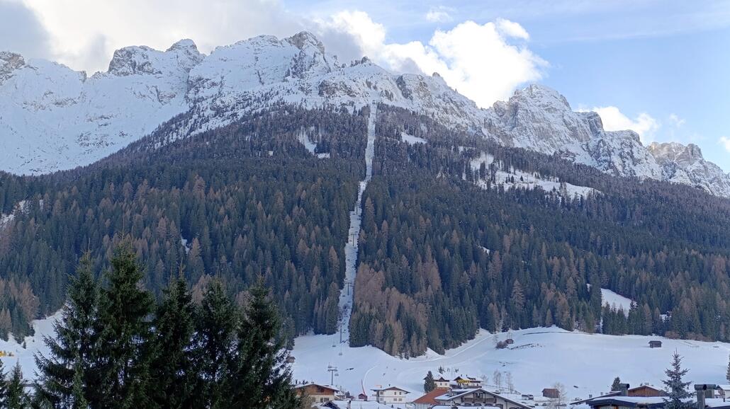 Lifttrasse von der Straße. Beschilderung und Einfahrt vom Pass kommend ziemlich blöd.