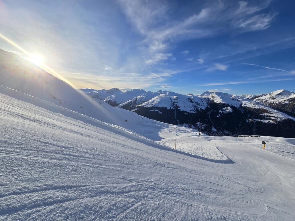Menschenleere Piste, am Bräma Jet werden bereits die Sessel eingaragiert.