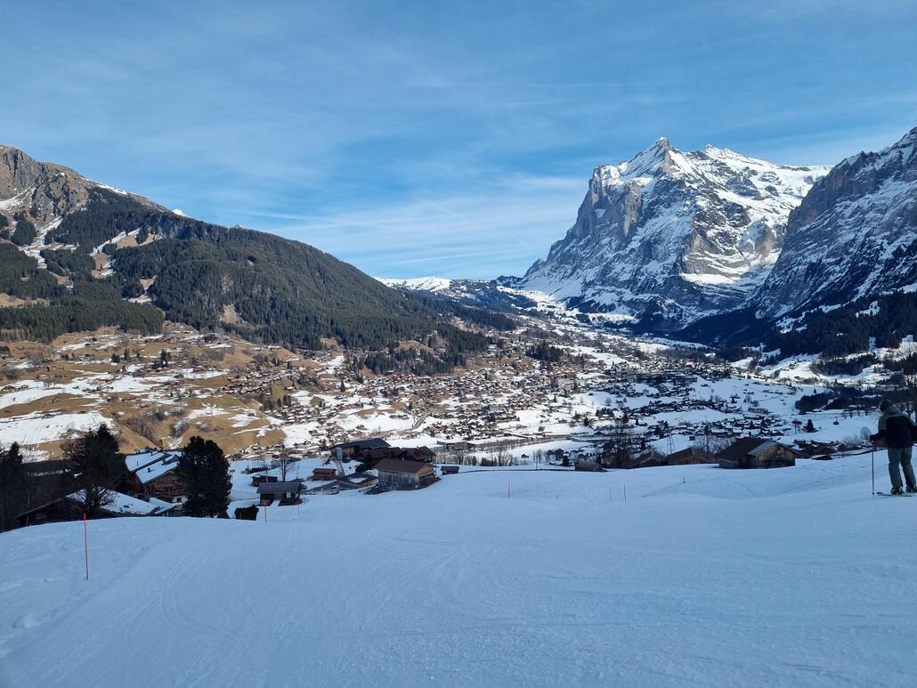 Auf der roten Talabfahrt Nr 21. Erneut, landschaftlich sehr schön, Piste heute eher zum Vergessen. Hart, eisig, Beschneiung läuft an einigen Stellen bei -1°C