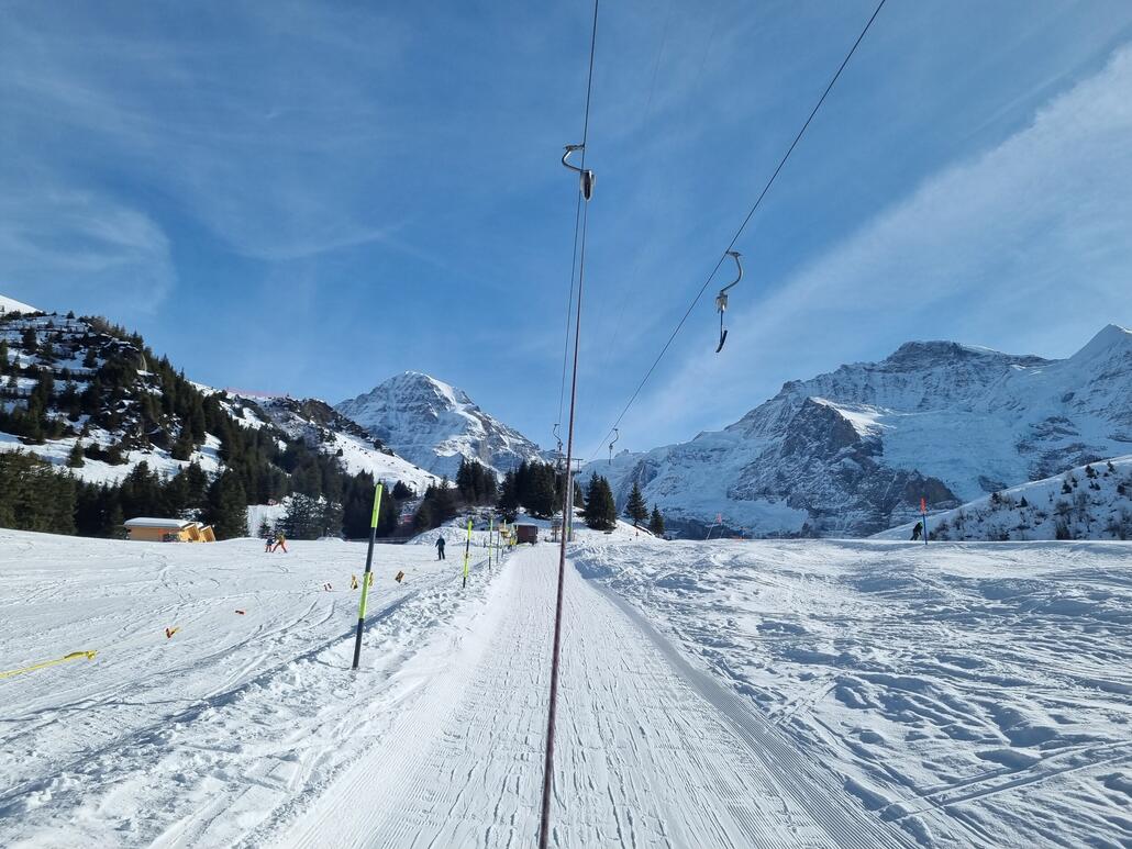 Eigentlich wollte ich hier nur wegen des bescheuerten Namens hin, habe dabei aber ausversehen die besten Pisten des bisherigen Tages gefunden - Schlepplift Bumps