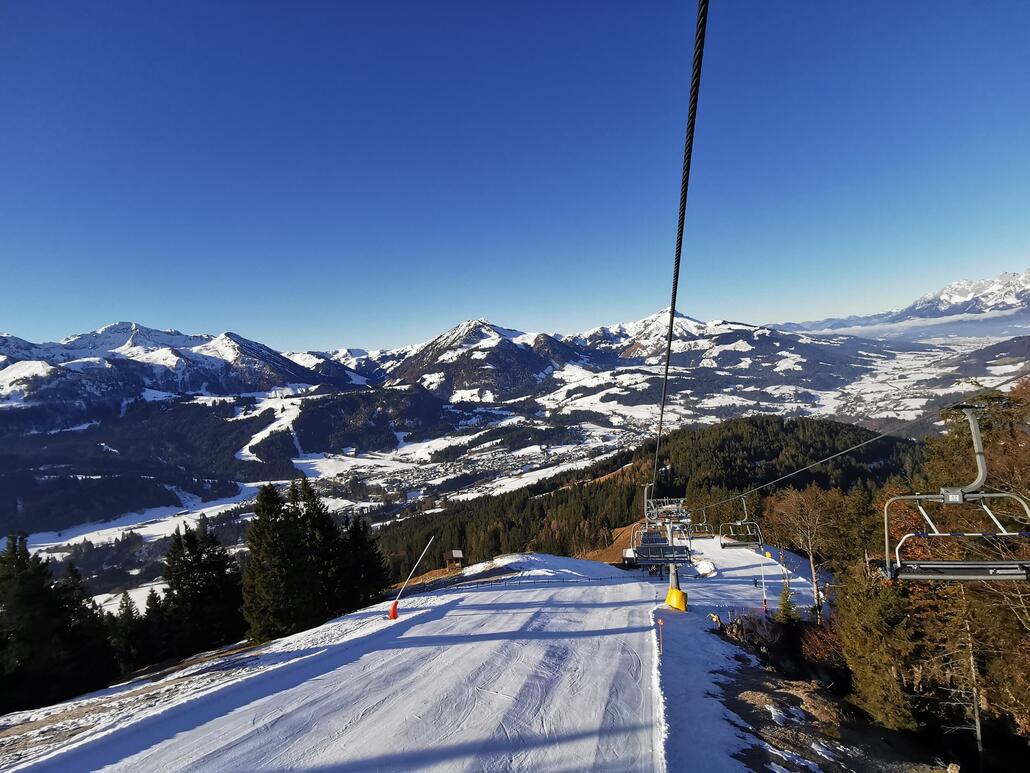 2. Blick in Richtung St. Johann. In der Sonne gelegene Pisten wie hier und in Hochfilzen weiter unten hart und eisig. Die schattige Schwarze und die Familienabfahrt hingegen griffig gut.
