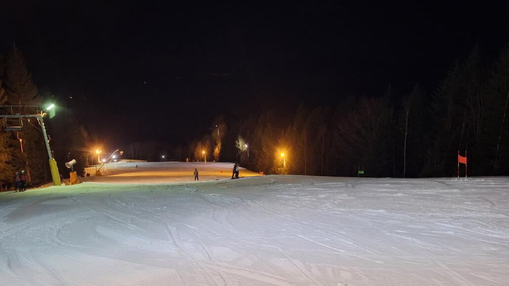 Hauptabfahrt von oben. Rechts der Trainingskurs des Skiclubs.