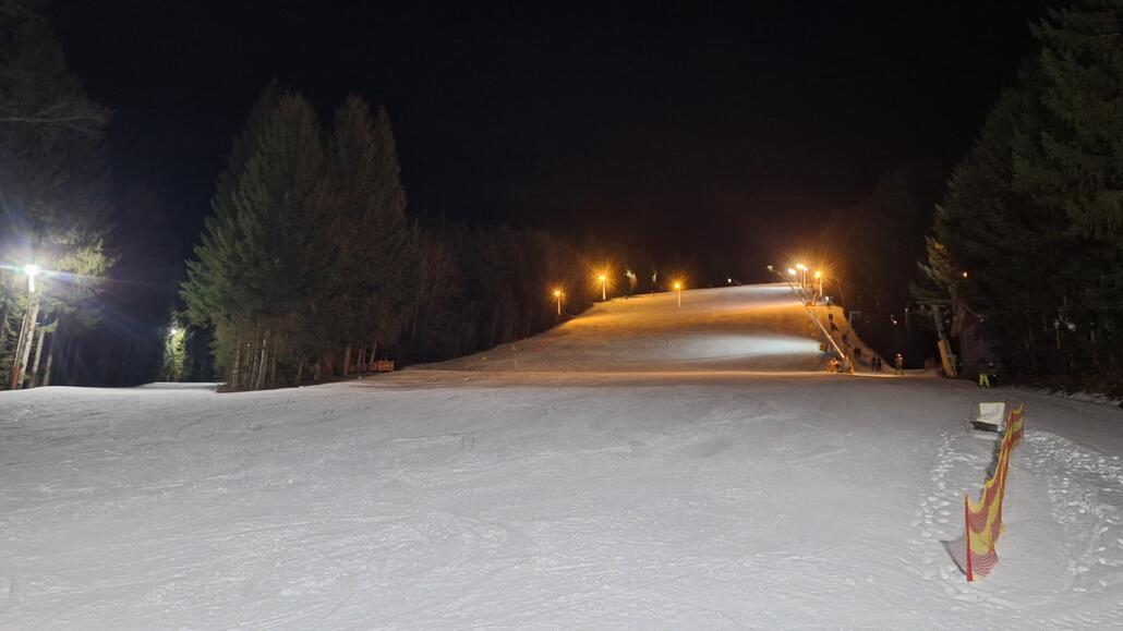 Die Hauptabfahrt von unten. Links mündet die blaue Außenrum-Piste ein.