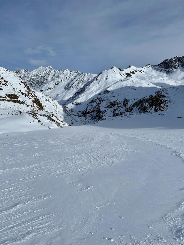 Notweg, Abschnitt über den Gletscher. Bei schlechter Sicht nicht einfach den Weg zu finden da keine Markierung. Einfach gerade herunter.