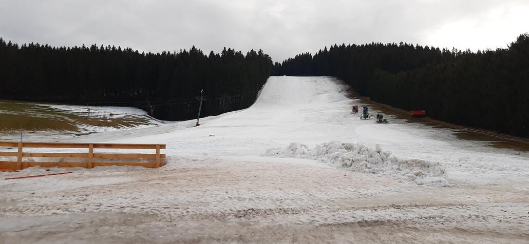 Rösslelift. Schnee wurde verschoben, dass das Wasser weg kommt. Am Holzgeländer liegt mehr wie 50cm Schnee