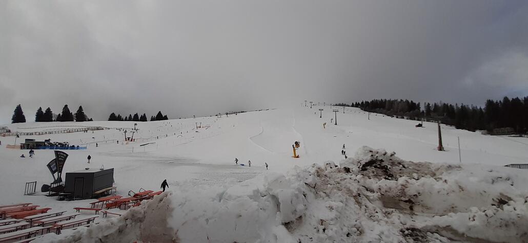 Seebuck. Der Neuschnee kaschiert gut. KSB wegen Wind geschlossen.