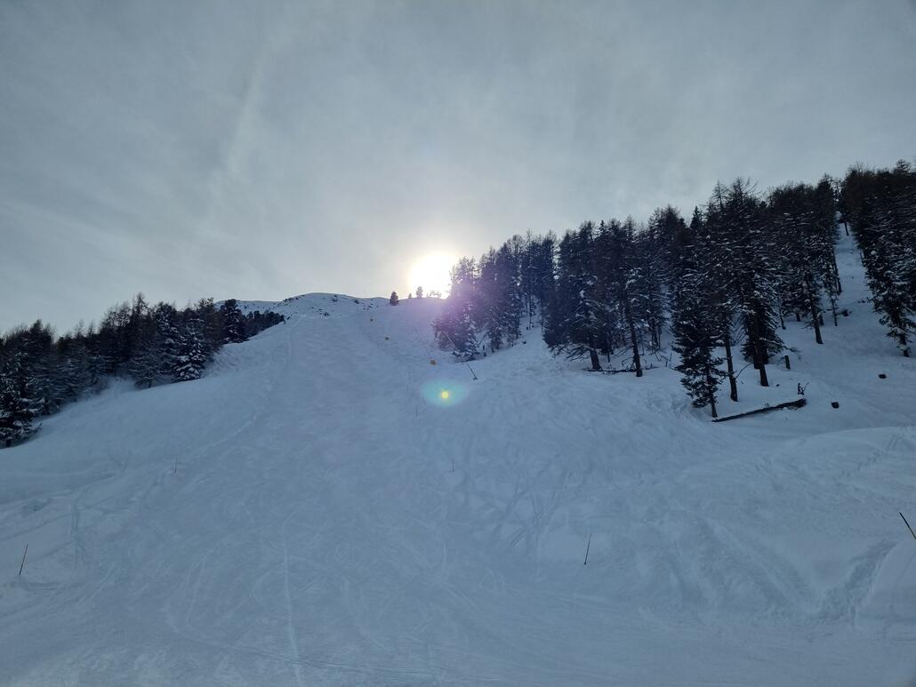Pisten in steileren Bereichen natürlich alles stark verbuckelt. Anstrengend! Die erste Abfahrt war noch teilweise in der Sonne