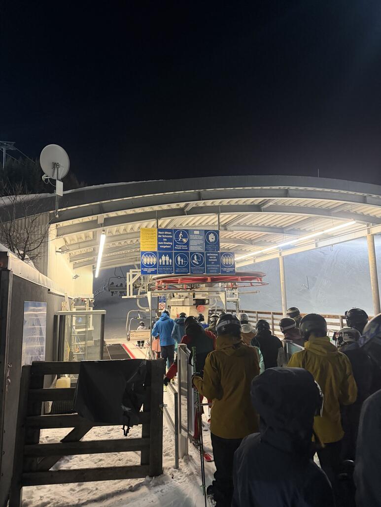 Am Vierer wartet man paar Sessel aber alles im Rahmen