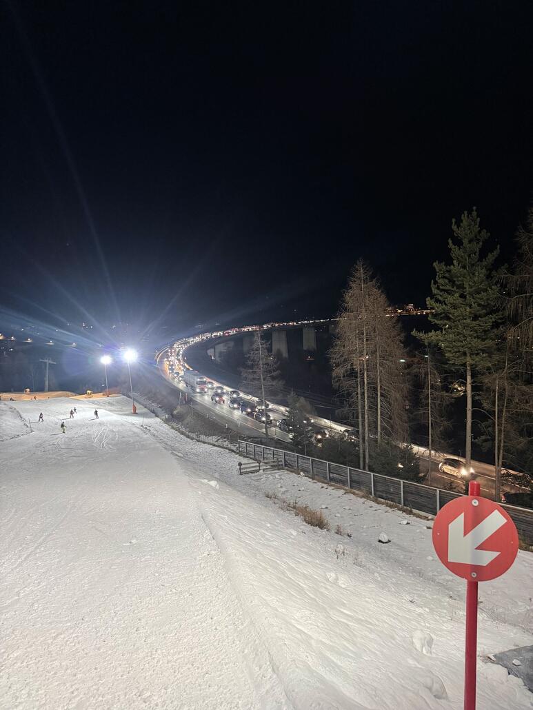 Schön neben der Autobahn direkt vorbeizufahren