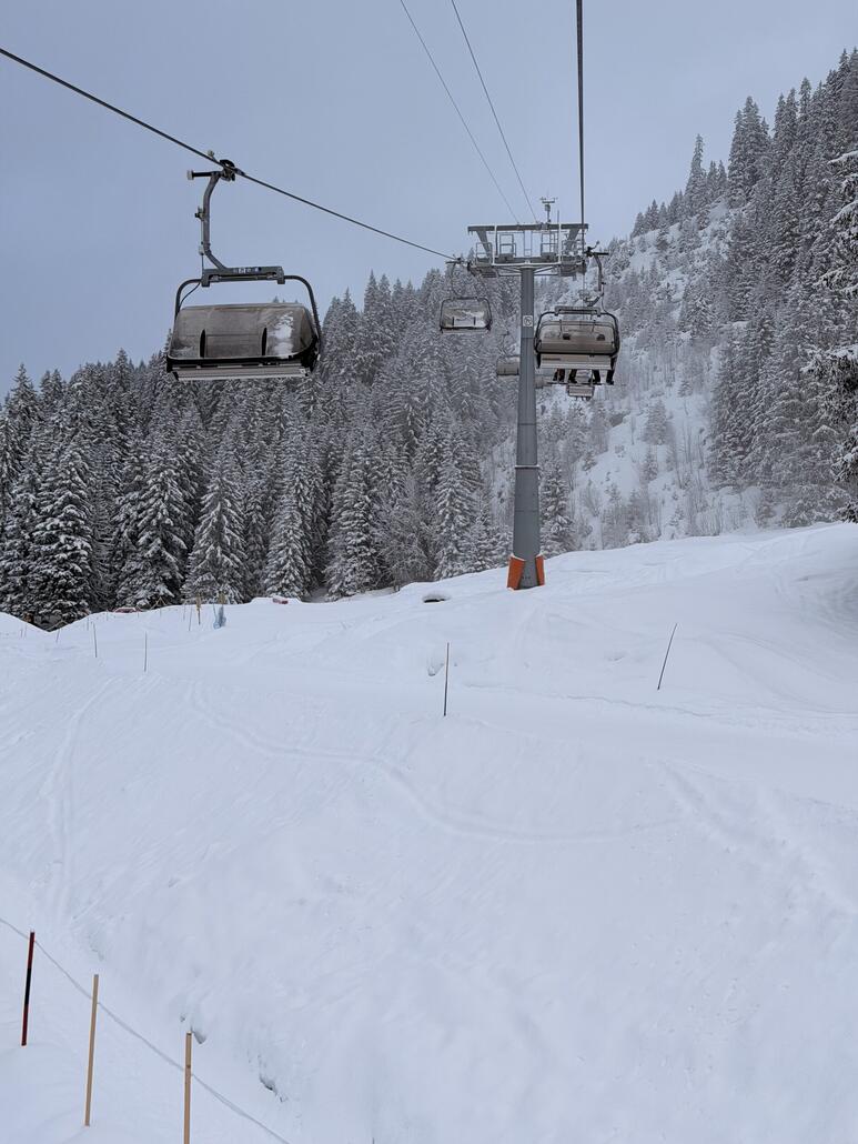 Die ÖV-Anreisenden starten an der KSB Winteregg. Positiv: obwohl sie nach Fahrplan erst um 9:00 öffnet war sie bei Zugankunft um 8:47 in Betrieb, wenn auch sehr langsam.