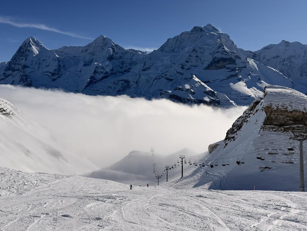 Piste am Kandahar mit Blick zu Jungfrau, Mönch und Eiger.