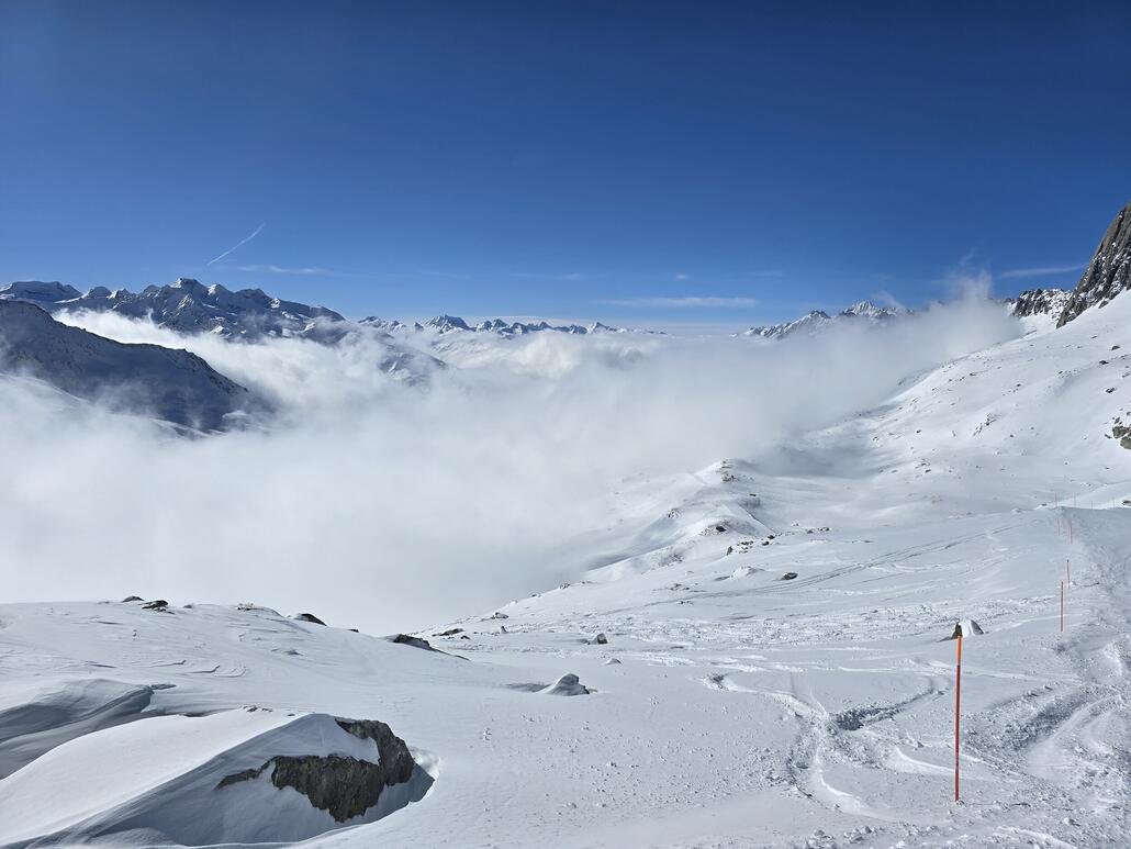 20260215_120623.jpg (676.46 KiB) 1134 mal betrachtet Am Schneehüenerstock um den Mittag. Im Tal hängt nach wie vor der Nebel