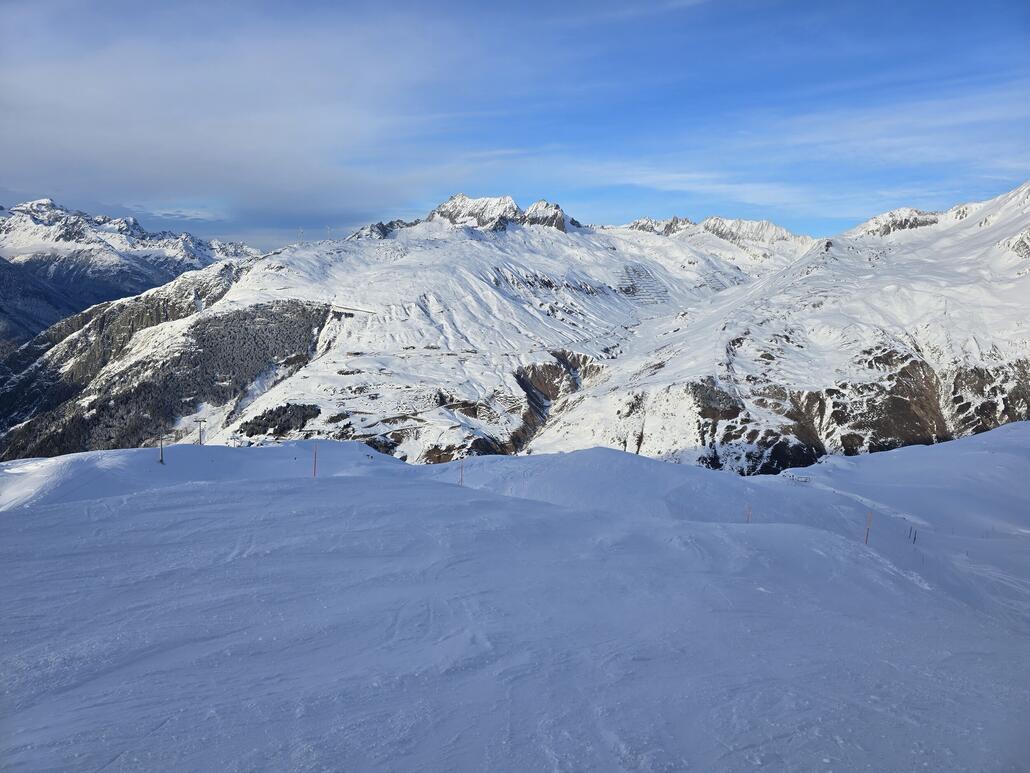 20260215_163607.jpg (989.32 KiB) 1134 mal betrachtet Letzte Fahrt des Tages am Gemsstock, Pisten nach wie vor in gutem Zustand.