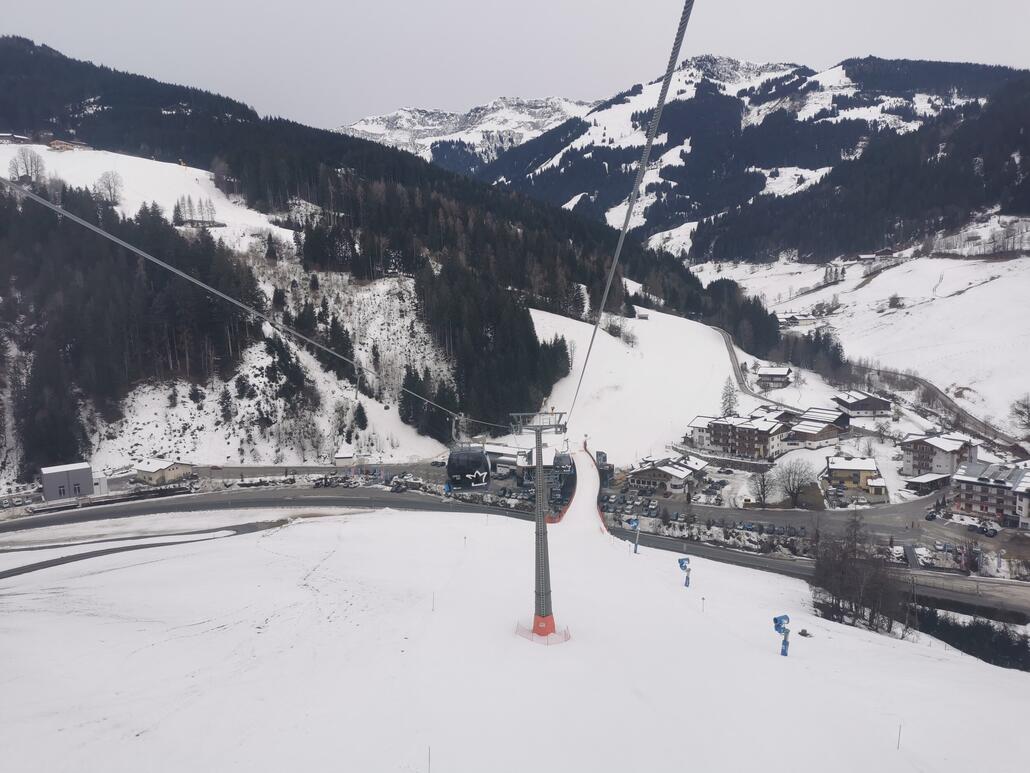 1. Gestartet wird an der Abergbahn. Zuerst mal eine Fahrt mit der Sonnbergbahn. Wetter entsprechend dem Wetterbericht. Trüb, aber nicht allzu nass.