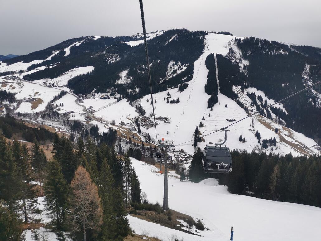 5. Pistentechnisch ist es zwar überall steinfrei, aber ein paar braune Stellen gibt es da und dort. Und insgesamt etwas schwer zu fahren. Im Höhenbereich nicht, da hat es ein bisschen geschneit und dadurch sind die Pisten griffig gut. Aber ab der Schneefallgrenze wird es bis ganz unten richtig nass und schwer. Da hat es ordentlich rein geregnet.