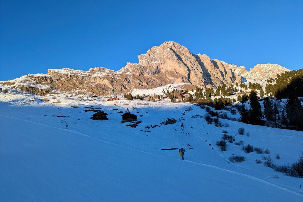 Letzte Fahrt zum Seceda: Die Geislergruppe noch in der Sonne