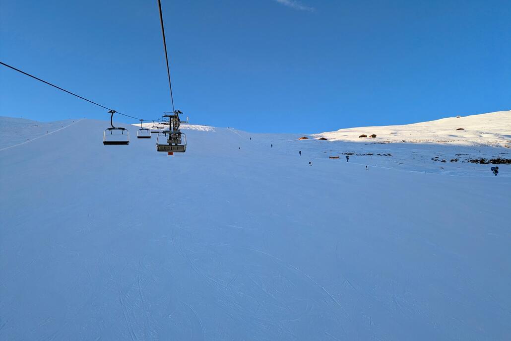 Total leere Piste am Fermeda - die Gipfelstation (und die Talbfahrt nach St. Ulrich) noch in der Abendsonne