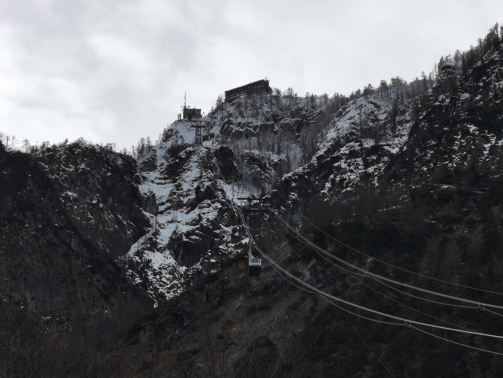 4. Aber der guten Laune tut das keinen Abbruch. Bestaunen wir erstmal die Steilheit der Pendelbahn.