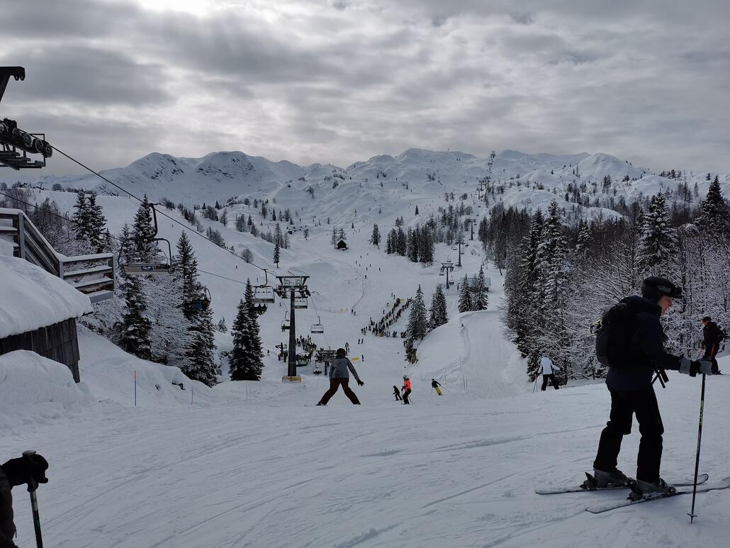 5. Und wenn man oben ankommt eröffnet sich neben der Masse erstmal das Winterwonderland. Extremer Unterschied im Gegensatz zum Tal, wo nur noch Schneereste liegen.