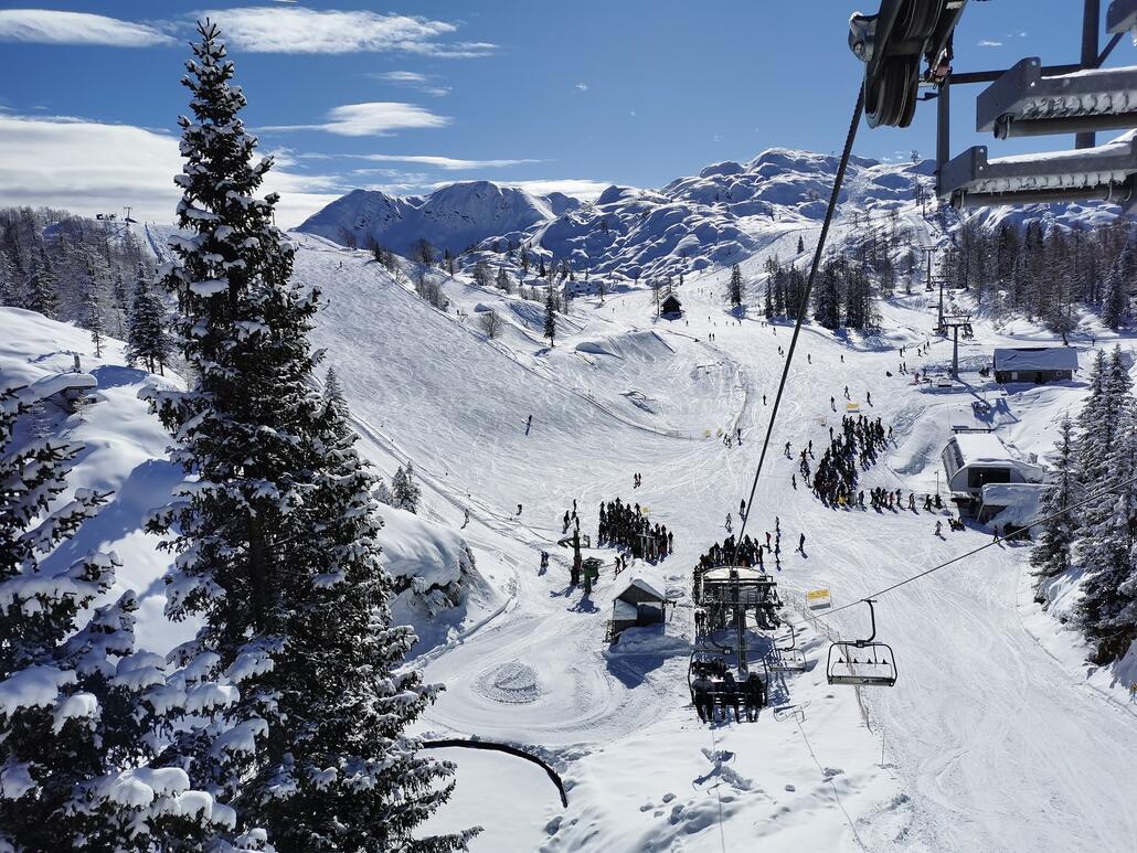 22. Ich glaube im gesamten Gebiet gibts keine Schneekanonen. Die Pisten sind alle gut zu fahren. Nur relativ rasch aufgefahren. Aufgrund der Masse.