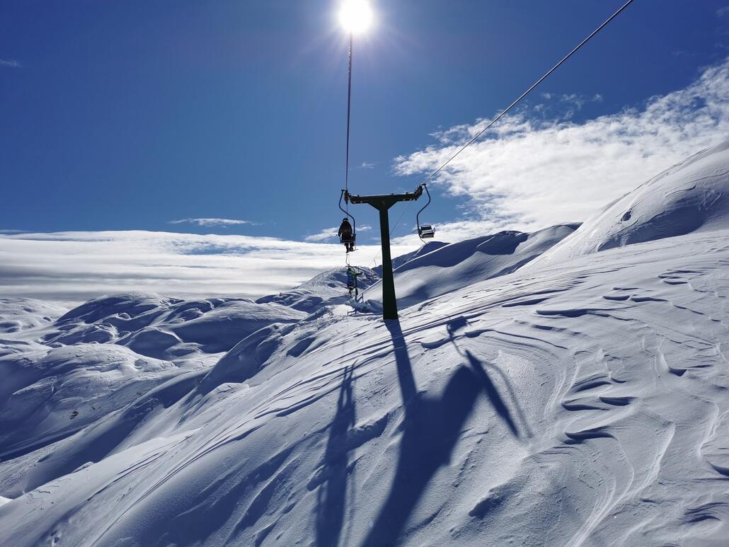 24. Die Warteschlangen hier und an den Schleppliften sind aber gar nicht so wild. Auch weil über Lautsprecher Radiomusik gespielt wird.