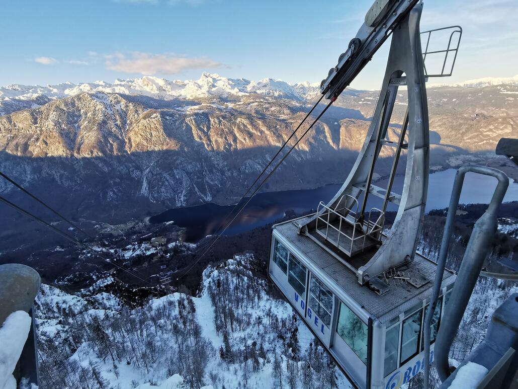 29. So. Und danach heißt es auch schon anstellen für die Talfahrt. Tja, leider hat die Talabfahrt keinen Schnee. An Tagen wie heute wär die extrem wichtig.