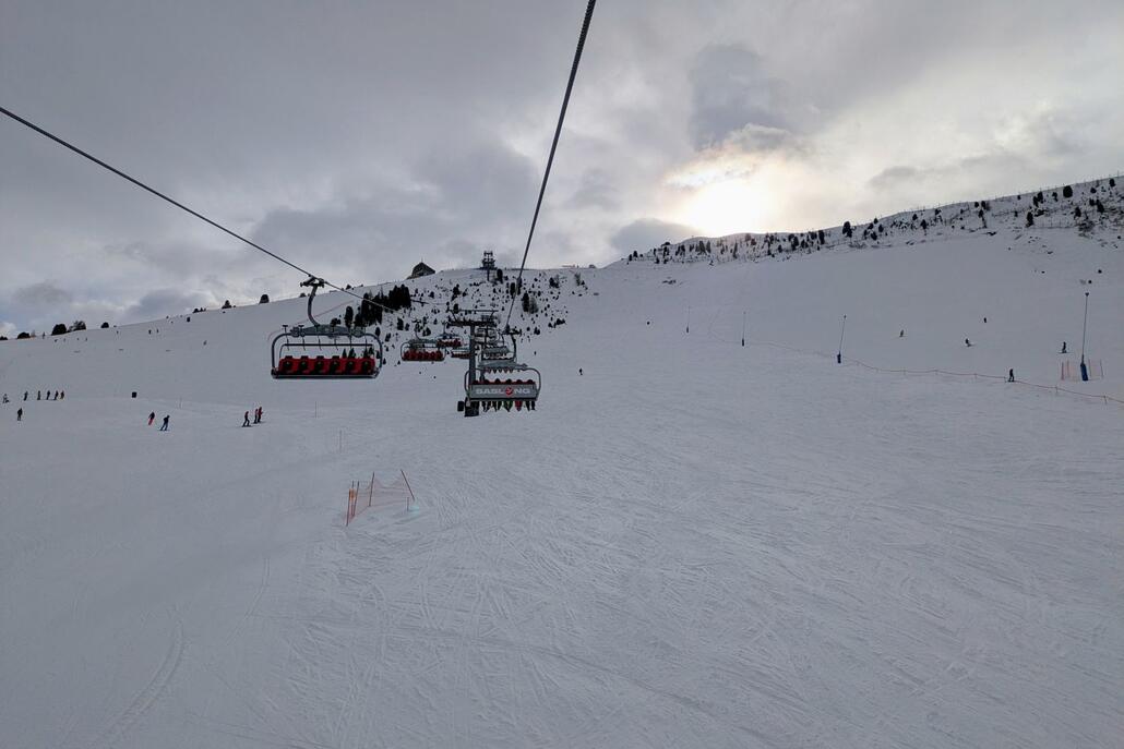 Bei der Fahrt auf den Ciampinoi (nach langer Schlange unten am Saslong) ist die Sonne schon mal zu erahnen.