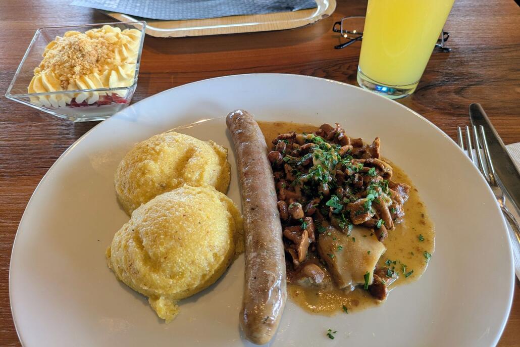 Etwas mehr Farbe: Salsiccia mit Polenta und Funghi, und dann ein Erdbeertiramisu auf der Salei Hütte.