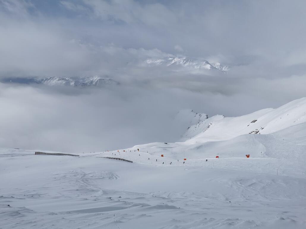2. Bereits ganz oben am Schareck. Es fällt schon mal auf: Die Wartezeiten von gestern gibt es hier nicht. Schon gut was los, aber meistens wartet man nur ein paar FBM.