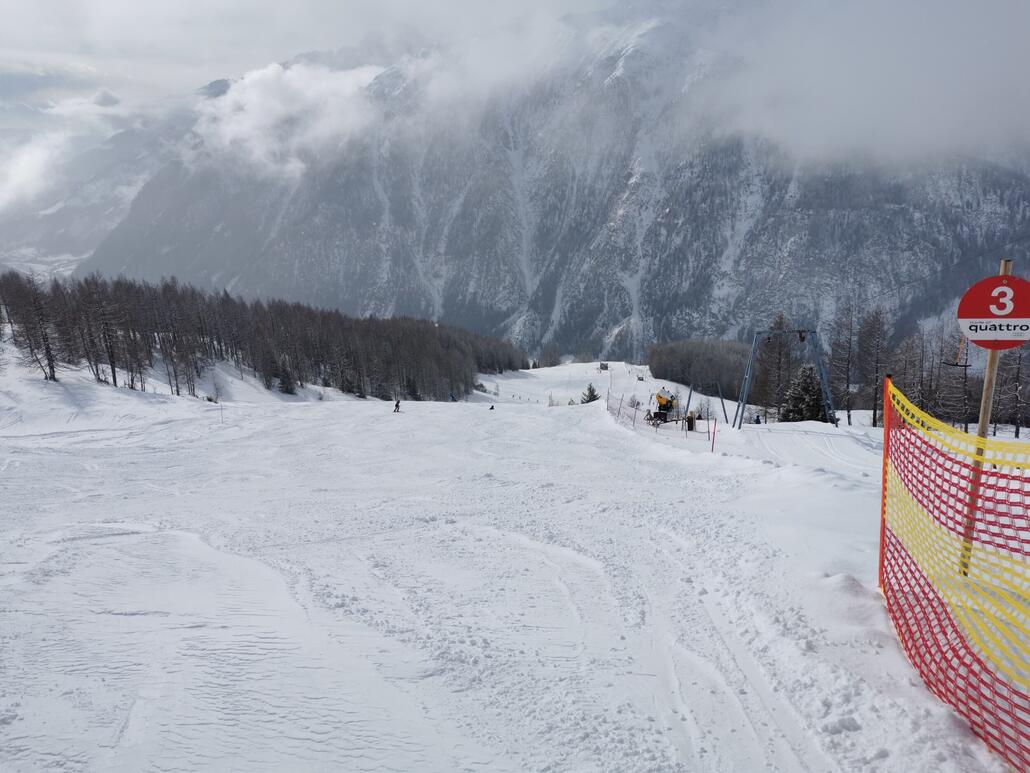 9. Pistentechnisch ist auch heute relativ schwierig. Von den Leuten rasch aufgeschoben. Zudem Neuschnee auf eisigem Untergrund. Man muss konzentriert fahren und braucht viel Kraft. <br />Was man auch merkt: Insgesamt geringe Schneelage. Der Untergrund schaut an vielen Stellen durch. Auch mit Steinen.