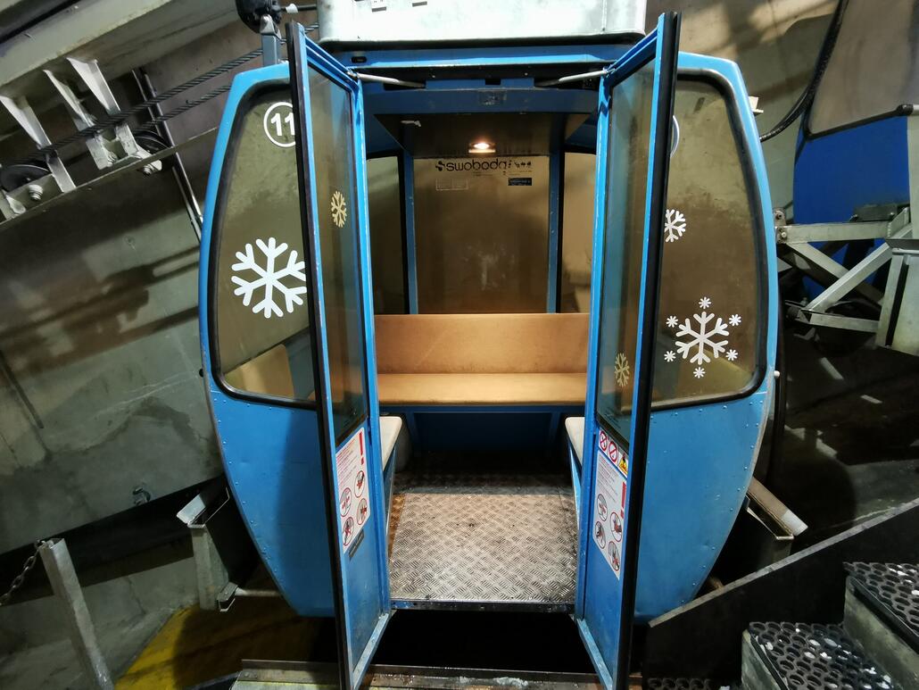 11. Kabine. Da haben sogar 5 Leute Platz. Die Ski werden außen eingeköchert. Zu schräg sollte man nicht einköchern, sonst streift man wohl. Da haben die Mitarbeiter ein Auge drauf.