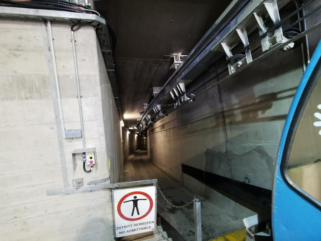 12. Tunneleingang. Leider habe ich keine Fotos von der Fahrt. Es war einfach zu viel los.