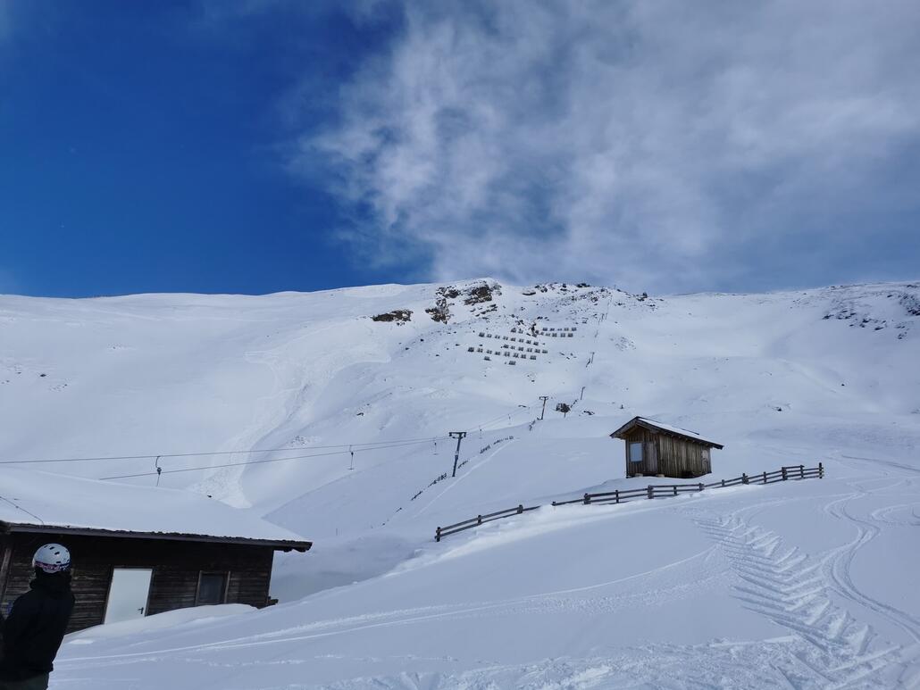 16. Bis zum Gipfel auf 2900m würde ja noch der Schlepplift Hochfleiss führen. Mit ordentlich steiler und ausgesetzter Lifttrasse. Ebenso ein Highlight in Heiligenblut. Leider war der schon länger nicht mehr in Betrieb. Aber es braucht hier wohl deutlich mehr Schnee. Für Lift und Piste.