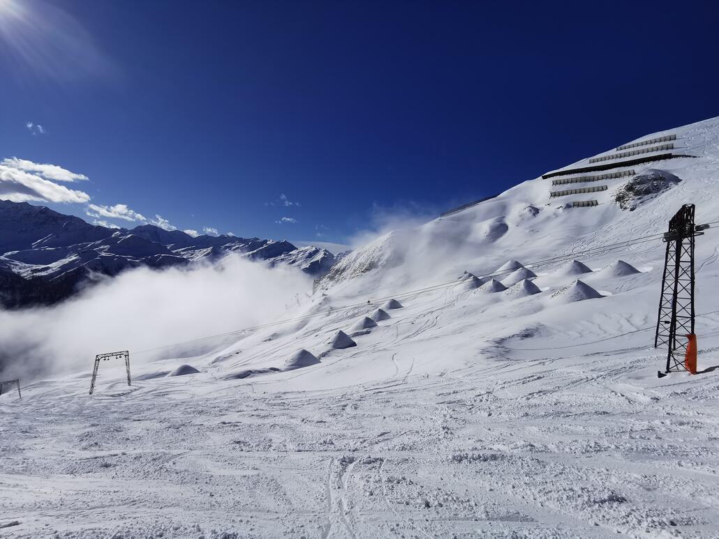 21. Mittlerweile wohl stillgelegter Schlepplift Seppenalm. Im Hintergrund kuriose Erdpyramiden.