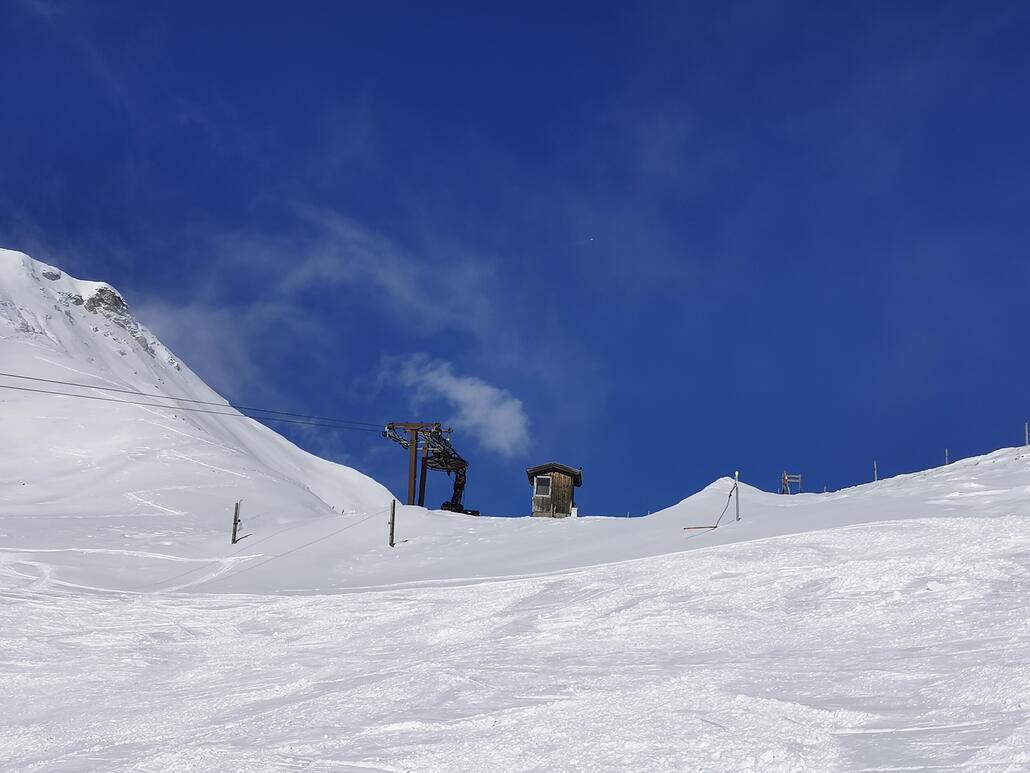 22. Schon sehr schade. Wenn bei kleineren Skigebieten (Beschäftigungs-)Anlagen wegfallen, fällt das umso mehr ins Gewicht.