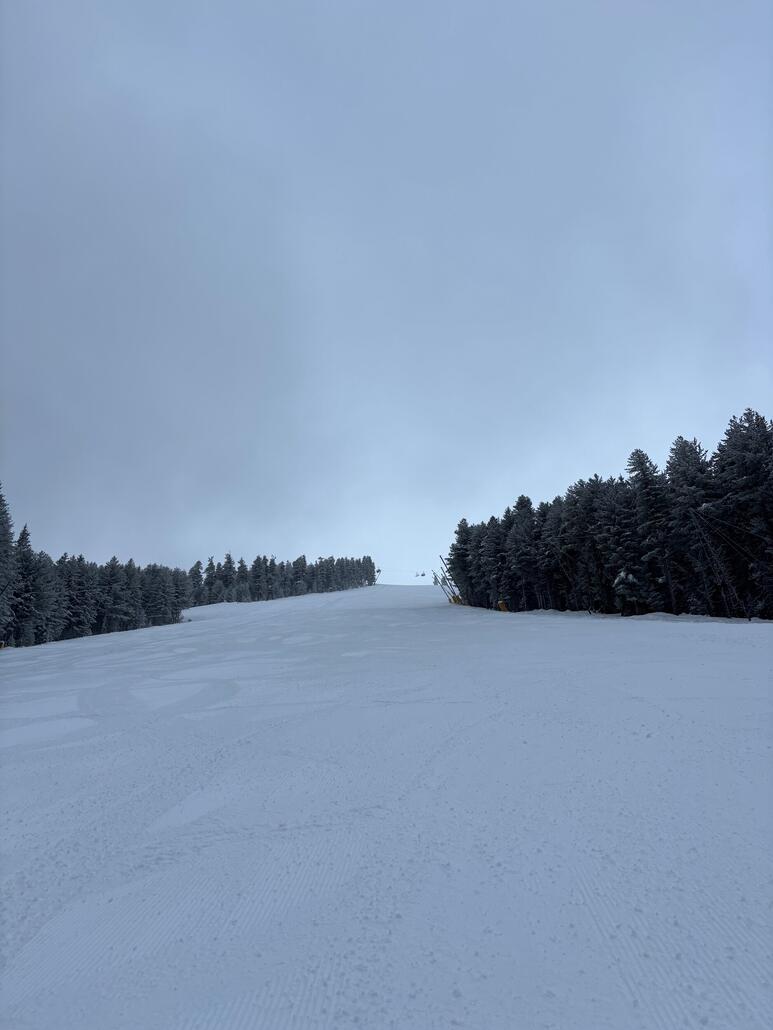 Weltcup Piste 6 von unten (rechts ist ein Gerüst für die Netze)