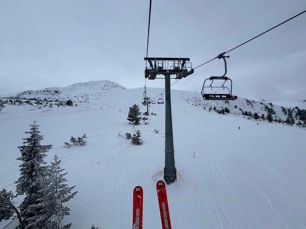 Auf der Plato Sesselbahn, links Piste 11, rechts Piste 3