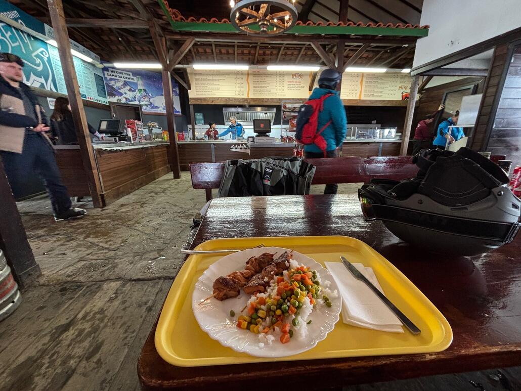 Das Essen bei der Bergstation Shiligarnik, ist nicht zu empfehlen, vor allem nicht für Vegetarier:innen