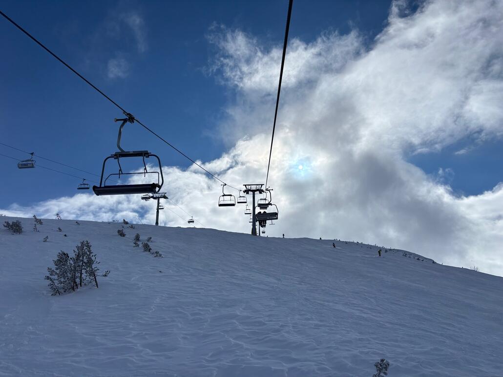 Banderitza 2, rechts ist die Piste 2 auf der sich fantastisch Carven lässt
