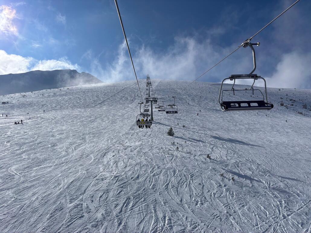 Plato Sesselbahn von etwas weiter oben, links Piste 11, rechts Piste 3