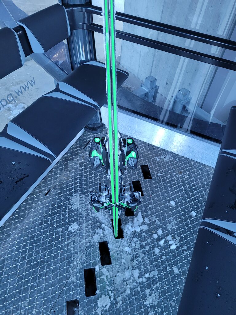 Skihalter in den Kabinen. Bin mir nicht sicher wie breit die Ski sein dürfen. Könnte mir vorstellen, dass die richtig fetten Powderlatten nicht gehen. Snowboards sollten es auch schwer haben ;D