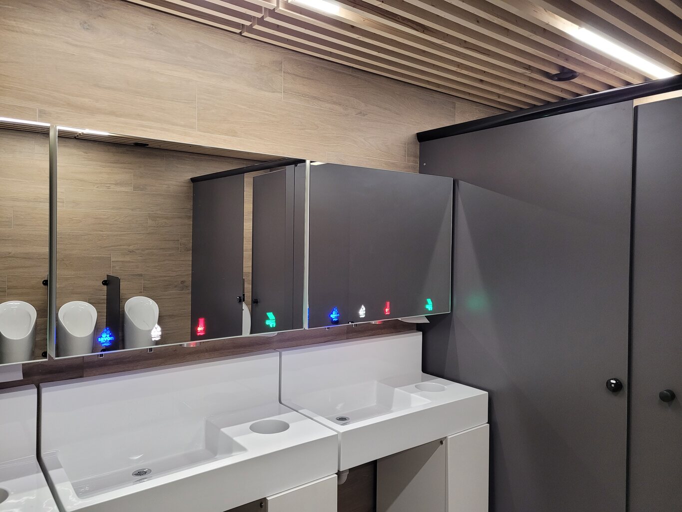 Talstation Bad. Seife, Wasser, Luft und Papierspender im Spiegel angezeigt. Ich fand´s schwierig den Sensor fürs Wasser zu treffen.