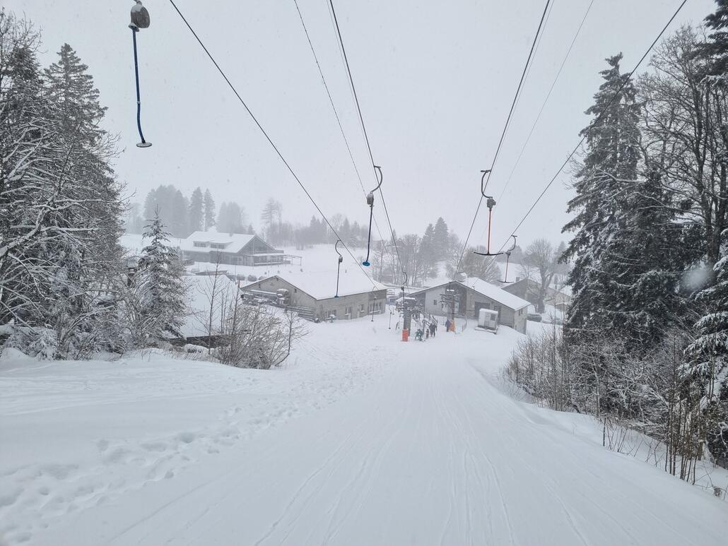 Talstation Les Rasses 1 / 3. Nirgends Wartezeiten trotz Ferien.