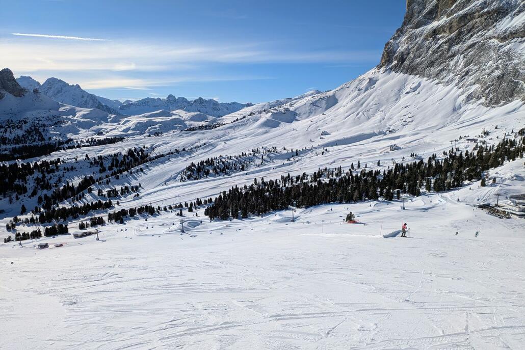 Vom Piz Sella Blick auf den Funpark am Comici (vorne) und die Skicross Strecke am Sotsalong (weiter hinten).