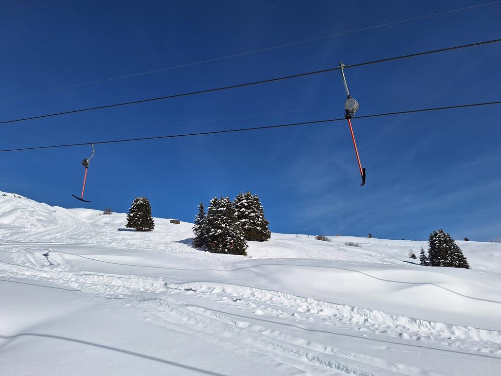Zweiter Lifttrassee in Radons noch nicht bereit, trotz grosser Warteschlange.